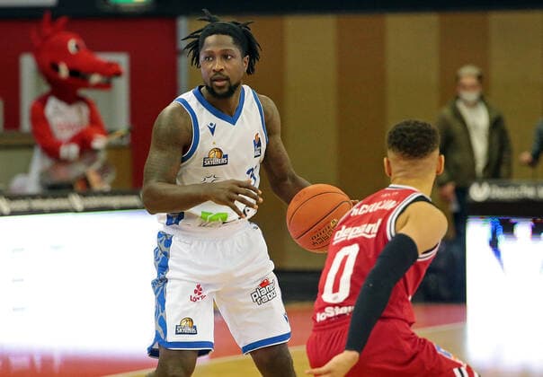 02 01 2022, xovx, Basketball 1 Bundesliga, easy Credit BBL, JobStairs Gießen 46ers Fraport Skyliners Frankfurt v l Will Cherry Fraport Skyliners Frankfurt , Kendale McCullum Gießen 46ers Gießen Sporthalle Ost Hessen Germany EN