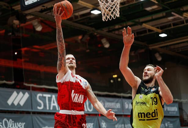 02 01 2022, Basketball, BBL, Hauptrunde, s Oliver Wuerzburg medi bayreuth, GER, Wuerzburg, tectake Arena Bild v li Aigars Skele s Oliver Wuerzburg und Martynas Sajus medi bayreuth Copyright: HMBxMedia xHeikoxBecker
