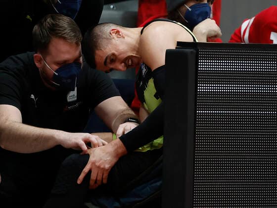 02 01 2022, Basketball, BBL, Hauptrunde, s Oliver Wuerzburg medi bayreuth, GER, Wuerzburg, tectake Arena Bild v li Philip Jalalpoor medi bayreuth , verletzt am Knie Copyright: HMBxMedia xHeikoxBecker
