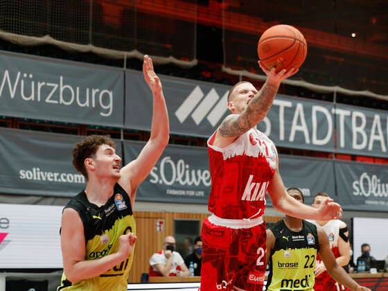 02 01 2022, Basketball, BBL, Hauptrunde, s Oliver Wuerzburg medi bayreuth, GER, Wuerzburg, tectake Arena Picture from left Kay Bruhnke medi bayreuth and Aigars Skele s Oliver Wuerzburg Copyright: HMBxMedia xHeikoxBecker