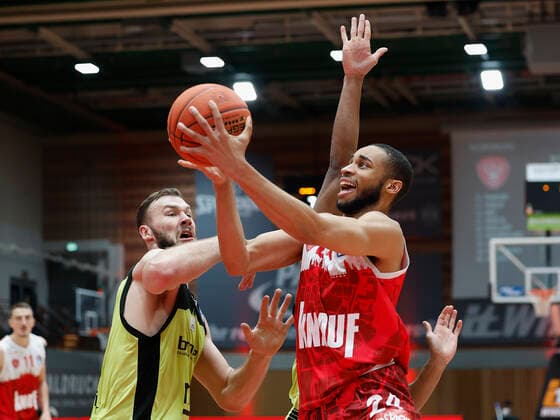 02 01 2022, Basketball, BBL, Hauptrunde, s Oliver Wuerzburg medi bayreuth, GER, Wuerzburg, tectake Arena Bild v li Martynas Sajus medi bayreuth , Marcus Thornton medi bayreuth und Cameron Hunt s Oliver Wuerzburg Copyright: HMBxMedia xHeikoxBecker
