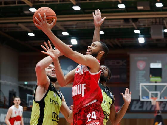 02 01 2022, Basketball, BBL, Hauptrunde, s Oliver Wuerzburg medi bayreuth, GER, Wuerzburg, tectake Arena Bild v li Martynas Sajus medi bayreuth , Cameron Hunt s Oliver Wuerzburg und Marcus Thornton medi bayreuth Copyright: HMBxMedia xHeikoxBecker