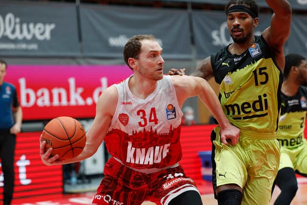 02 01 2022, Basketball, BBL, Hauptrunde, s Oliver Wuerzburg medi bayreuth, GER, Wuerzburg, tectake Arena Picture from left Felix Hoffmann s Oliver Wuerzburg and Terry Allen medi bayreuth Copyright: HMBxMedia xHeikoxBecker