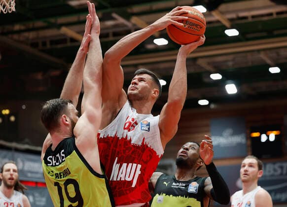 02 01 2022, Basketball, BBL, Hauptrunde, s Oliver Wuerzburg medi bayreuth, GER, Wuerzburg, tectake Arena Bild v li Martynas Sajus medi bayreuth , Filip Stanic s Oliver Wuerzburg und Sacar Anim medi bayreuth Copyright: HMBxMedia xHeikoxBecker