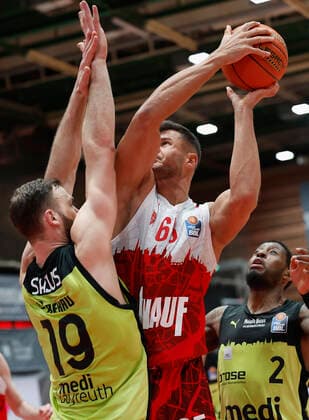 02 01 2022, Basketball, BBL, Hauptrunde, s Oliver Wuerzburg medi bayreuth, GER, Wuerzburg, tectake Arena Bild v li Martynas Sajus medi bayreuth , Filip Stanic s Oliver Wuerzburg und Sacar Anim medi bayreuth Copyright: HMBxMedia xHeikoxBecker