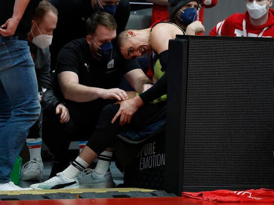 02 01 2022, Basketball, BBL, Hauptrunde, s Oliver Wuerzburg medi bayreuth, GER, Wuerzburg, tectake Arena Bild v li Philip Jalalpoor medi bayreuth , verletzt am Knie Copyright: HMBxMedia xHeikoxBecker