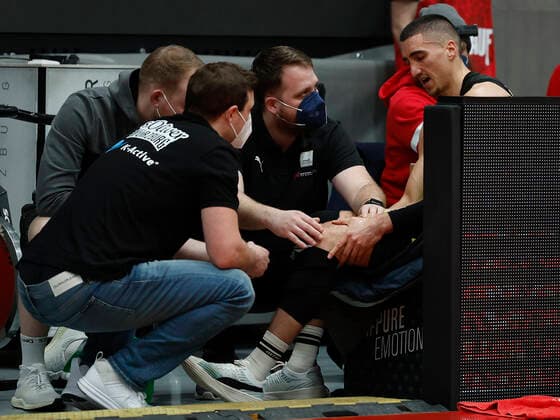 02 01 2022, Basketball, BBL, Hauptrunde, s Oliver Wuerzburg medi bayreuth, GER, Wuerzburg, tectake Arena Bild v li Philip Jalalpoor medi bayreuth , verletzt am Knie Copyright: HMBxMedia xHeikoxBecker