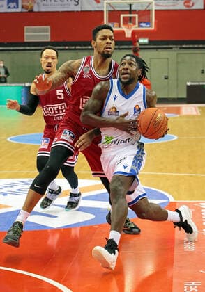 02 01 2022, xovx, Basketball 1 Bundesliga, easy Credit BBL, JobStairs Giessen 46ers Fraport Skyliners Frankfurt v l Kyan Anderson Giessen 46ers , Phillip Fayne II Giessen 46ers , Will Cherry Fraport Skyliners Frankfurt Giessen Sporthalle Ost Hessen Germany EN