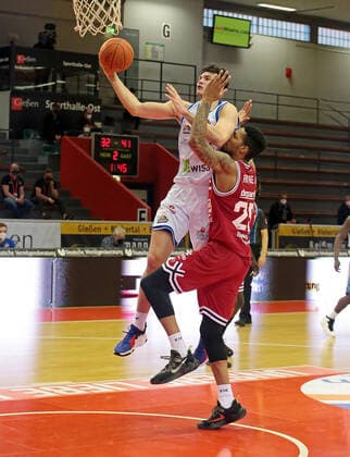 02 01 2022, xovx, Basketball 1 Bundesliga, easy Credit BBL, JobStairs Gießen 46ers Fraport Skyliners Frankfurt v l Brooks DeBisschop Fraport Skyliners Frankfurt , Phillip Fayne II Gießen 46ers Gießen Sporthalle Ost Hessen Germany EN