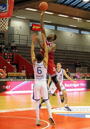 02 01 2022, xovx, Basketball 1 Bundesliga, easy Credit BBL, JobStairs Gießen 46ers Fraport Skyliners Frankfurt v l Len Adam Schoormann Fraport Skyliners Frankfurt , Jalon Miller Gießen 46ers , Brooks DeBisschop Fraport Skyliners Frankfurt Gießen Sporthalle Ost Hessen Germany EN