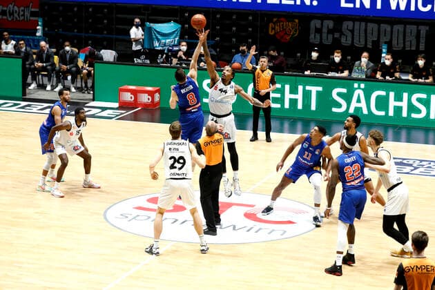 02 01 2022, easyCredit Basketball Bundesliga, BBL, 2021 2022 season, mens, Chemnitz Niners Syntainics MBC Tippoff, Johannes Richter, Syntainics MBC, Darion Atkins, Niners Chemnitz Chemnitz Fair Chemnitz Saxony Germany