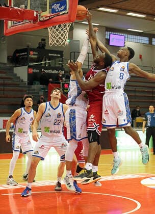 02 01 2022, xovx, Basketball 1 Bundesliga, easy Credit BBL, JobStairs Gießen 46ers Fraport Skyliners Frankfurt v l Len Adam Schoormann Fraport Skyliners Frankfurt , Brooks DeBisschop Fraport Skyliners Frankfurt , Rasheed Moore Fraport Skyliners Frankfurt , Jalon Miller Gießen 46ers , Brancou Badio Fraport Skyliners Frankfurt Gießen Sporthalle Ost Hessen Germany EN
