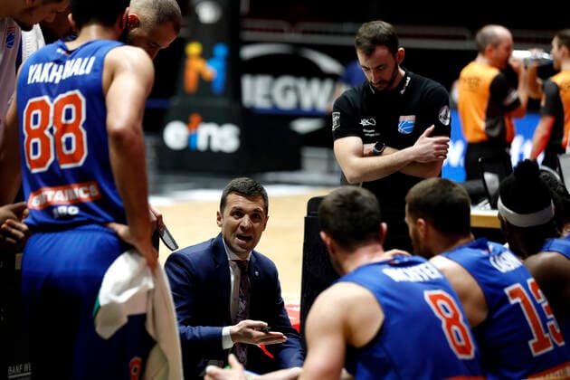 02 01 2022, easyCredit Basketball Bundesliga, BBL, 2021 2022 season, men, Chemnitz Niners Syntainics MBC Igor Jovovic Head Coach , Syntainics MBC talking to players Chemnitz Messe Chemnitz Sachsen Germany