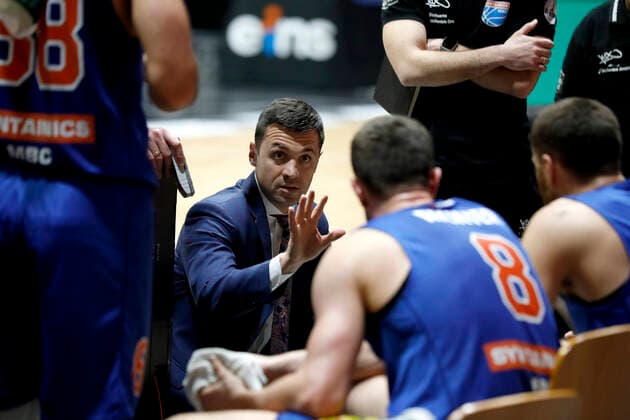 02 01 2022, easyCredit Basketball Bundesliga, BBL, 2021 2022 season, men, Chemnitz Niners Syntainics MBC Igor Jovovic Head Coach , Syntainics MBC talking to players Chemnitz Messe Chemnitz Sachsen Germany