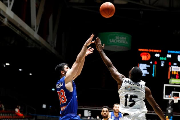 02 01 2022, easyCredit Basketball Bundesliga, BBL, 2021 2022 season, men, Chemnitz Niners Syntainics MBC Behnam Yakhchali, Syntainics MBC, Frantz Massenat, Niners Chemnitz Chemnitz Fair Chemnitz Saxony Germany