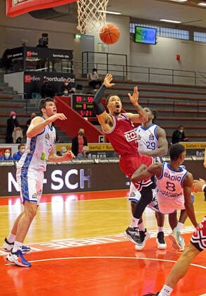 02 01 2022, xovx, Basketball 1 Bundesliga, easy Credit BBL, JobStairs Gießen 46ers Fraport Skyliners Frankfurt v l Brooks DeBisschop Fraport Skyliners Frankfurt , Kyan Anderson Gießen 46ers , Will Cherry Fraport Skyliners Frankfurt , Brancou Badio Fraport Skyliners Frankfurt Gießen Sporthalle Ost Hessen Germany EN