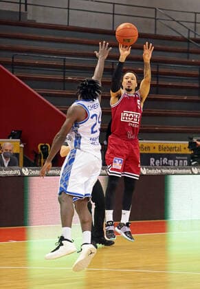 02 01 2022, xovx, Basketball 1 Bundesliga, easy Credit BBL, JobStairs Gießen 46ers Fraport Skyliners Frankfurt v l Will Cherry Fraport Skyliners Frankfurt , Kyan Anderson Gießen 46ers Gießen Sporthalle Ost Hessen Germany EN