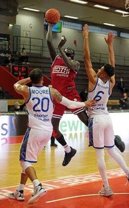 02 01 2022, xovx, Basketball 1 Bundesliga, easy Credit BBL, JobStairs Gießen 46ers Fraport Skyliners Frankfurt v l Rasheed Moore Fraport Skyliners Frankfurt , Nuni Omot Gießen 46ers , Len Adam Schoormann Fraport Skyliners Frankfurt Gießen Sporthalle Ost Hessen Germany EN