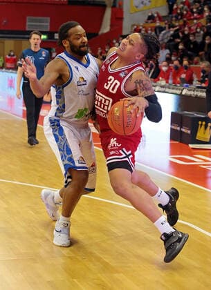 02 01 2022, xovx, Basketball 1 Bundesliga, easy Credit BBL, JobStairs Giessen 46ers Fraport Skyliners Frankfurt v l Quantez Robertson Fraport Skyliners Frankfurt , Timeric Williams Jr Giessen 46ers Giessen Sporthalle Ost Hessen Germany EN