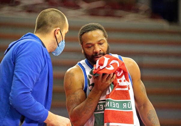 02 01 2022, xovx, Basketball 1 Bundesliga, easy Credit BBL, JobStairs Gießen 46ers Fraport Skyliners Frankfurt Quantez Robertson Fraport Skyliners Frankfurt injured Gießen Sporthalle Ost Hessen Germany EN