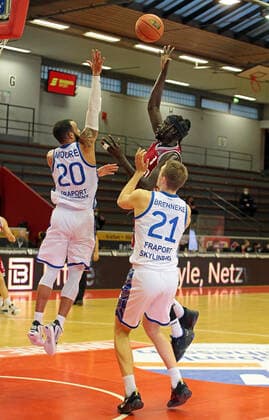 02 01 2022, xovx, Basketball 1 Bundesliga, easy Credit BBL, JobStairs Gießen 46ers Fraport Skyliners Frankfurt v l Rasheed Moore Fraport Skyliners Frankfurt , Nuni Omot Gießen 46ers , Lorenz Brenneke Fraport Skyliners Frankfurt Gießen Sporthalle Ost Hessen Germany DE