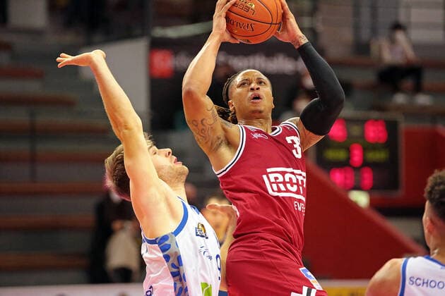02 01 2022, xovx, Basketball 1 Bundesliga, easy Credit BBL, JobStairs Giessen 46ers Fraport Skyliners Frankfurt v l Felix Hecker Fraport Skyliners Frankfurt , Timeric Williams Jr Giessen 46ers Giessen Sporthalle Ost Hessen Germany EN