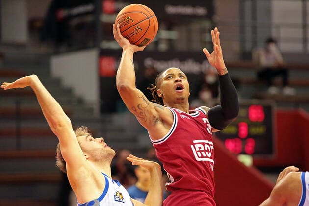02 01 2022, xovx, Basketball 1 Bundesliga, easy Credit BBL, JobStairs Giessen 46ers Fraport Skyliners Frankfurt v l Felix Hecker Fraport Skyliners Frankfurt , Timeric Williams Jr Giessen 46ers Giessen Sporthalle Ost Hessen Germany EN
