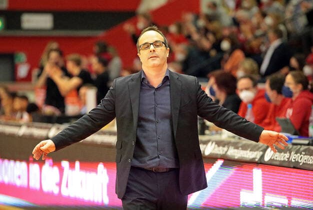 02 01 2022, xovx, Basketball 1 Bundesliga, easy Credit BBL, JobStairs Giessen 46ers Fraport Skyliners Frankfurt head coach Diego Ocampo Fraport Skyliners Frankfurt disappointed, disappointed looking Giessen Sporthalle Ost Hessen Germany EN