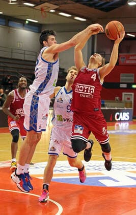 02 01 2022, xovx, Basketball 1 Bundesliga, easy Credit BBL, JobStairs Gießen 46ers Fraport Skyliners Frankfurt v l Brooks DeBisschop Fraport Skyliners Frankfurt , Felix Hecker Fraport Skyliners Frankfurt , Bjarne Kraushaar Gießen 46ers Gießen Sporthalle Ost Hessen Germany DE