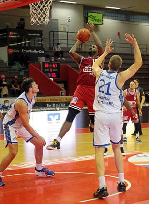 02 01 2022, xovx, Basketball 1 Bundesliga, easy Credit BBL, JobStairs Giessen 46ers Fraport Skyliners Frankfurt v l Brooks DeBisschop Fraport Skyliners Frankfurt , Jalon Miller Giessen 46ers , Lorenz Brenneke Fraport Skyliners Frankfurt , Kyan Anderson Giessen 46ers Giessen Sporthalle Ost Hessen Germany EN