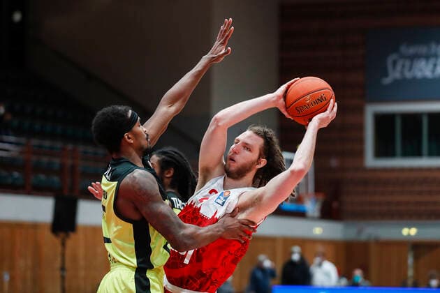 GER, Wuerzburg, tectake Arena, 02 01 2022, emspor, emonline, despor, deonline, s Oliver Wuerzburg vs Medi Bayreuth, easyCredit BBL, Matchday 15 Picture v l Terry Allen medi Bayreuth vs Craig Moller s Oliver Wuerzburg Copyright: HMBxMedia JulienxBecker