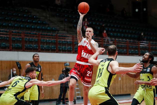 GER, Wuerzburg, tectake Arena, 02 01 2022, emspor, emonline, despor, deonline, s Oliver Wuerzburg vs Medi Bayreuth, easyCredit BBL, 15 Spieltag Picture f l Kevin Wohlrath medi Bayreuth , Aigars Skele s Oliver Wuerzburg , Martynas Sajus medi Bayreuth und Marcus Thornton medi Bayreuth Copyright: HMBxMedia JulienxBecker