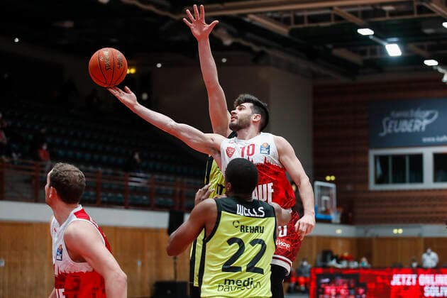 GER, Wuerzburg, tectake Arena, 02 01 2022, emspor, emonline, despor, deonline, s Oliver Wuerzburg vs Medi Bayreuth, easyCredit BBL, 15 Spieltag Picture f l Felix Hoffmann s Oliver Wuerzburg , Cameron Wells medi Bayreuth and Luciano Parodi s Oliver Wuerzburg Copyright: HMBxMedia JulienxBecker