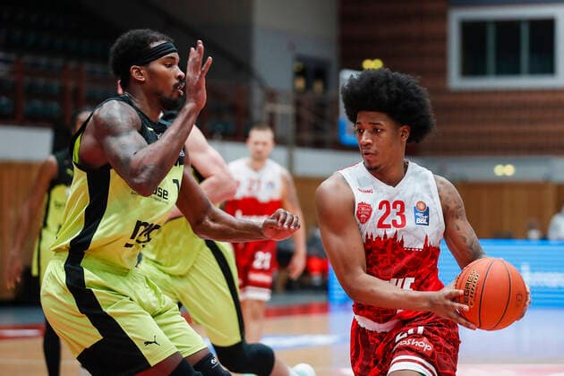 GER, Wuerzburg, tectake Arena, 02 01 2022, emspor, emonline, despor, deonline, s Oliver Wuerzburg vs Medi Bayreuth, easyCredit BBL, Matchday 15 Picture v l Terry Allen medi Bayreuth vs Desi Rodriguez s Oliver Wuerzburg Copyright: HMBxMedia JulienxBecker