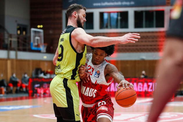 GER, Wuerzburg, tectake Arena, 02 01 2022, emspor, emonline, despor, deonline, s Oliver Wuerzburg vs Medi Bayreuth, easyCredit BBL, Matchday 15 Picture v l Martynas Sajus medi Bayreuth vs Desi Rodriguez s Oliver Wuerzburg Copyright: HMBxMedia JulienxBecker