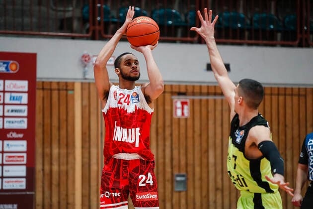 GER, Wuerzburg, tectake Arena, 02 01 2022, emspor, emonline, despor, deonline, s Oliver Wuerzburg vs Medi Bayreuth, easyCredit BBL, Matchday 15 Picture v l Cameron Hunt s Oliver Wuerzburg vs Philip Jalalpoor medi Bayreuth Copyright: HMBxMedia JulienxBecker