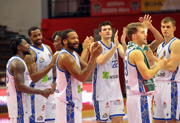 02 01 2022, xovx, Basketball 1 Bundesliga, easy Credit BBL, JobStairs Giessen 46ers Fraport Skyliners Frankfurt Frankfurt Skyliners players cheer 90 79 win in Giessen Gießen Sporthalle Ost Hessen Germany EN