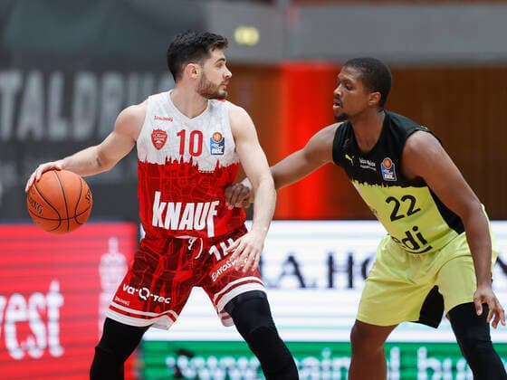 02 01 2022, Basketball, BBL, Hauptrunde, s Oliver Wuerzburg medi bayreuth, GER, Wuerzburg, tectake Arena Bild v li Luciano Parodi s Oliver Wuerzburg und Cameron Wells medi bayreuth Copyright: HMBxMedia xHeikoxBecker