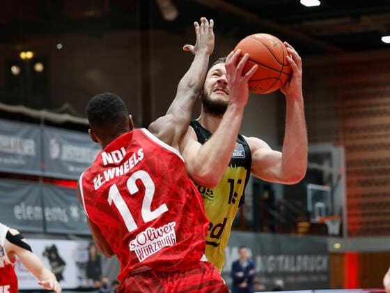 02 01 2022, Basketball, BBL, Hauptrunde, s Oliver Wuerzburg medi bayreuth, GER, Wuerzburg, tectake Arena Picture from left Elijah Ndi s Oliver Wuerzburg and Martynas Sajus medi bayreuth Copyright: HMBxMedia xHeikoxBecker