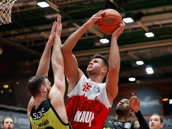 02 01 2022, Basketball, BBL, Hauptrunde, s Oliver Wuerzburg medi bayreuth, GER, Wuerzburg, tectake Arena Bild v li Martynas Sajus medi bayreuth , Filip Stanic s Oliver Wuerzburg und Sacar Anim medi bayreuth Copyright: HMBxMedia xHeikoxBecker