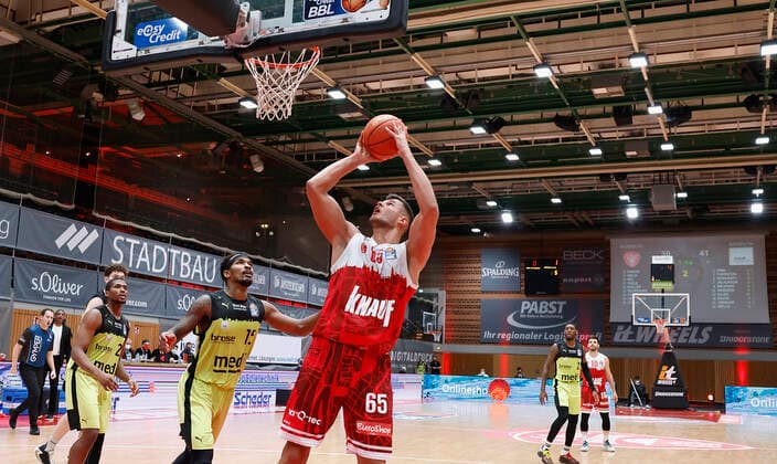 02 01 2022, Basketball, BBL, Hauptrunde, s Oliver Wuerzburg medi bayreuth, GER, Wuerzburg, tectake Arena Picture from left Cameron Wells medi bayreuth , Terry Allen medi bayreuth and Filip Stanic s Oliver Wuerzburg Copyright: HMBxMedia xHeikoxBecker