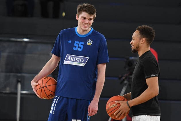 Basketball I Mens I 2021 2022 season I Bundesliga I 13 matchday I Hamburg Towers ALBA Berlin I 02 01 2022 Ben Lammers 55, ALBA Berlin clashes with Jaylon Brown 0, point guard, Hamburg Towers Hamburg edel optics de Arena Hamburg Germany Copyright: xLobeca AndreasxHannigx
