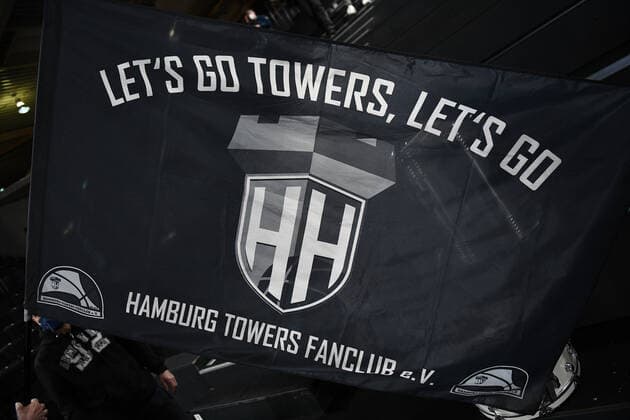 Basketball I Men I Season 2021 2022 I Bundesliga I 13 Matchday I Hamburg Towers ALBA Berlin I 02 01 2022 waving the flaf Hamburg Towerst Hamburg edel optics de Arena Hamburg Germany Copyright: xLobeca AndreasxHannigx