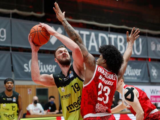 02 01 2022, Basketball, BBL, Hauptrunde, s Oliver Wuerzburg medi bayreuth, GER, Wuerzburg, tectake Arena Bild v li Martynas Sajus medi bayreuth und Desi Rodriguez s Oliver Wuerzburg Copyright: HMBxMedia xHeikoxBecker