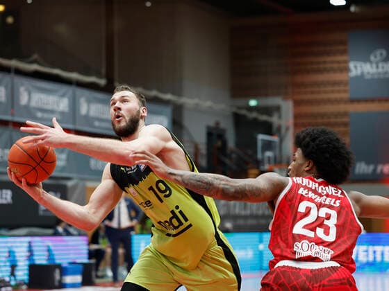 02 01 2022, Basketball, BBL, Hauptrunde, s Oliver Wuerzburg medi bayreuth, GER, Wuerzburg, tectake Arena Bild v li Martynas Sajus medi bayreuth und Desi Rodriguez s Oliver Wuerzburg Copyright: HMBxMedia xHeikoxBecker