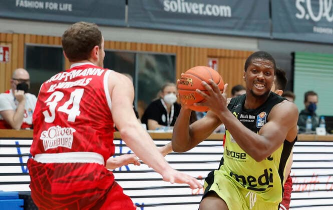 02 01 2022, Basketball, BBL, Hauptrunde, s Oliver Wuerzburg medi bayreuth, GER, Wuerzburg, tectake Arena Picture from left Felix Hoffmann s Oliver Wuerzburg , Cameron Wells medi bayreuth and Luciano Parodi s Oliver Wuerzburg Copyright: HMBxMedia xHeikoxBecker