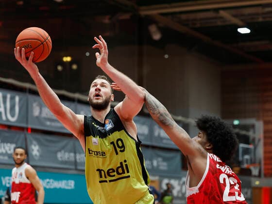 02 01 2022, Basketball, BBL, Hauptrunde, s Oliver Wuerzburg medi bayreuth, GER, Wuerzburg, tectake Arena Bild v li Martynas Sajus medi bayreuth und Desi Rodriguez s Oliver Wuerzburg Copyright: HMBxMedia xHeikoxBecker