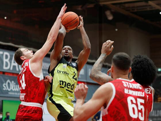 02 01 2022, Basketball, BBL, Hauptrunde, s Oliver Wuerzburg medi bayreuth, GER, Wuerzburg, tectake Arena Picture from left Felix Hoffmann s Oliver Wuerzburg , Cameron Wells medi bayreuth and Desi Rodriguez s Oliver Wuerzburg Copyright: HMBxMedia xHeikoxBecker