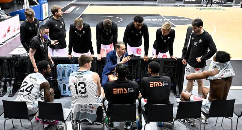02 01 2022 Basketball Season 2021 2022 2 Bundesliga Pro A 17 Spieltag Nürnberg Falcons Basketball Club NBC wiha Panthers Schwenningen Vytautas Buzas Trainer Headcoach Nürnberg Falcons BC NBC speaks to team Team