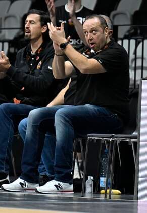 02 01 2022 Basketball Season 2021 2022 2 Bundesliga Pro A 17 Matchday Nuremberg Falcons Basketball Club NBC wiha Panthers Schwenningen Alen Velcic coach head coach wiha panthers Schwenningen applause claps